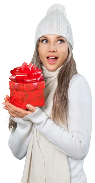 Portrait de jeune femme mignonne tenant un cadeau rouge sur fond