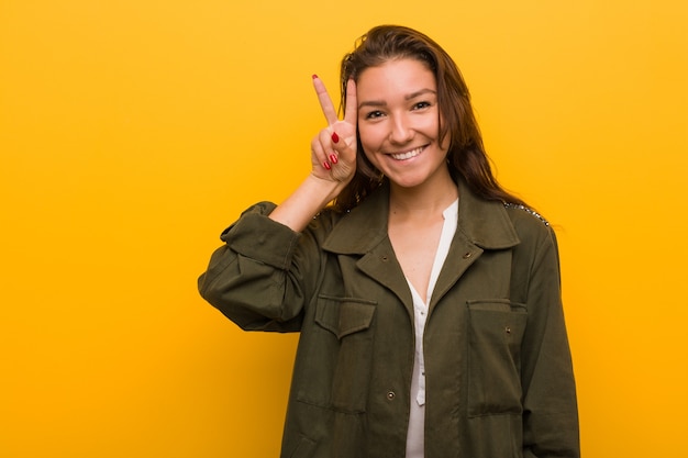 Portrait d'une jeune femme mignonne