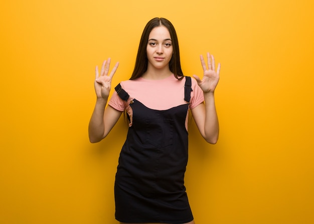 Portrait d'une jeune femme mignonne