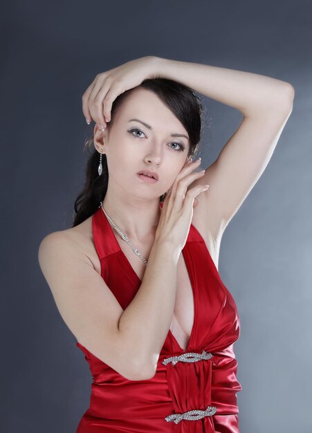 Portrait de jeune femme à la mode dans une robe rouge