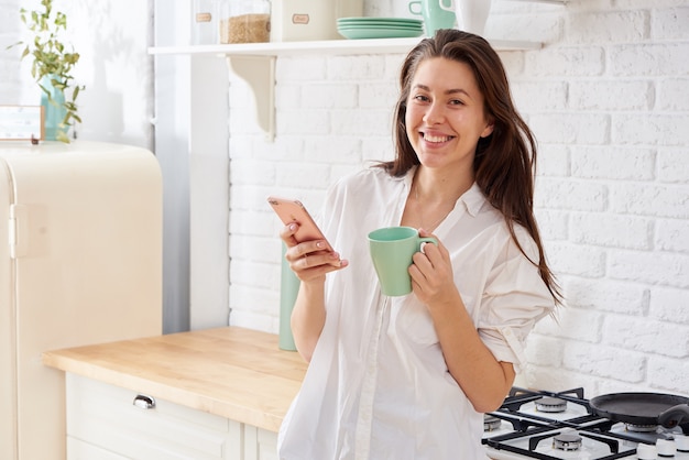 Portrait, jeune, femme, moderne, cuisine