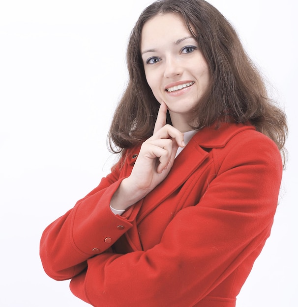 Portrait d'une jeune femme moderne dans un manteau rouge