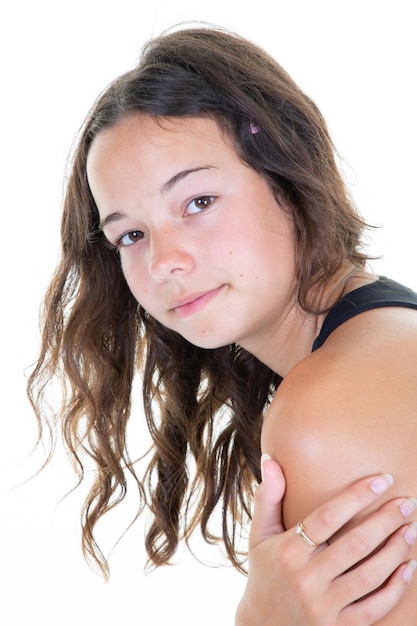 Portrait de jeune femme sur mur blanc adolescente main sur l'épaule du bras