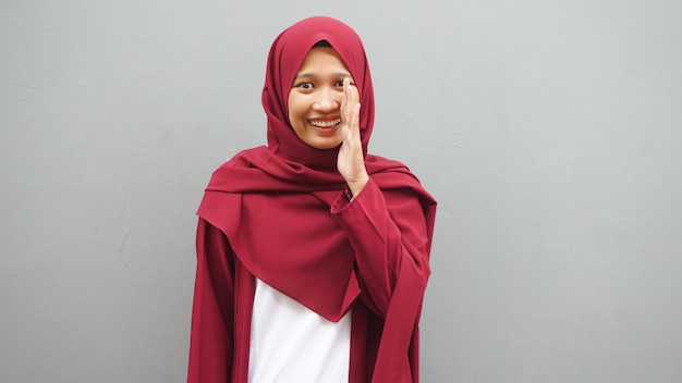 Portrait de jeune femme musulmane asiatique portant le hijab criant et hurlant