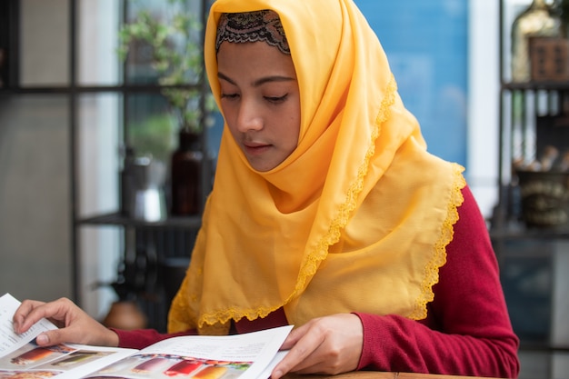 Portrait de jeune femme musulmane dans un café