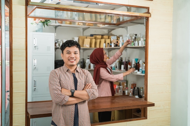 Portrait de jeune femme musulmane dans un magasin