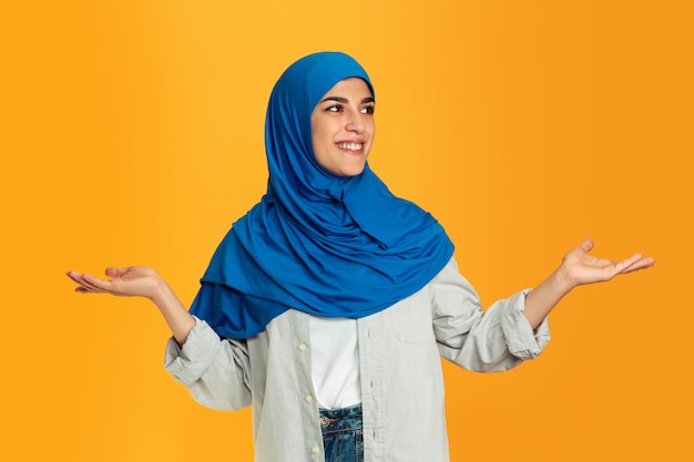 Portrait de jeune femme musulmane sur jaune
