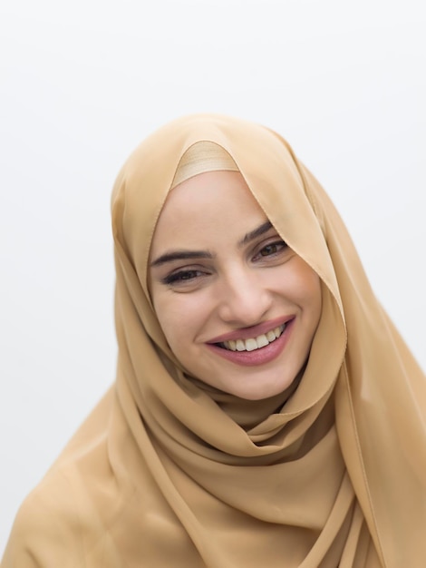 Portrait de jeune femme musulmane portant le hijab sur fond blanc isolé. Photo de haute qualité