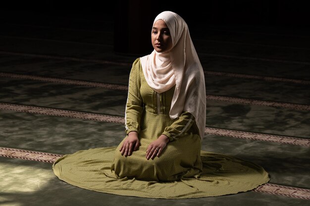 Portrait de jeune femme musulmane