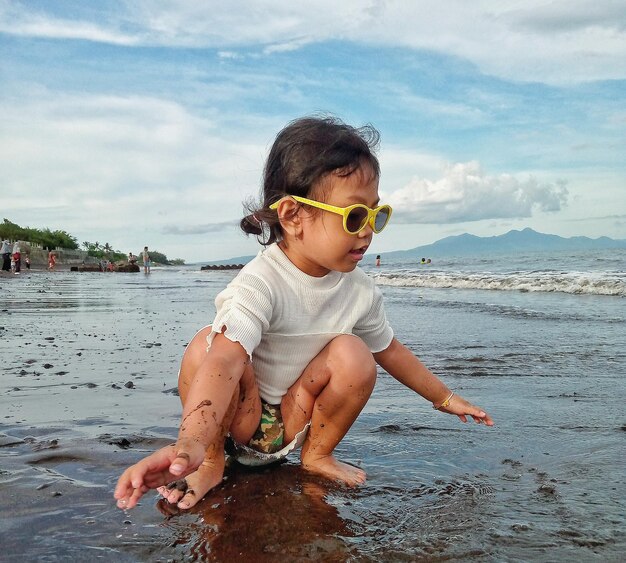 Photo portrait d'une jeune femme nageant dans la mer