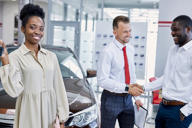 Photo portrait de jeune femme noire avec les clés de la nouvelle voiture en mains