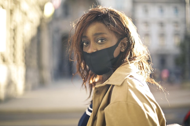 portrait de jeune femme noire dans la rue avec masque