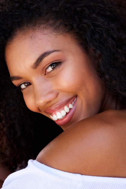 Photo portrait de jeune femme noire heureuse souriant