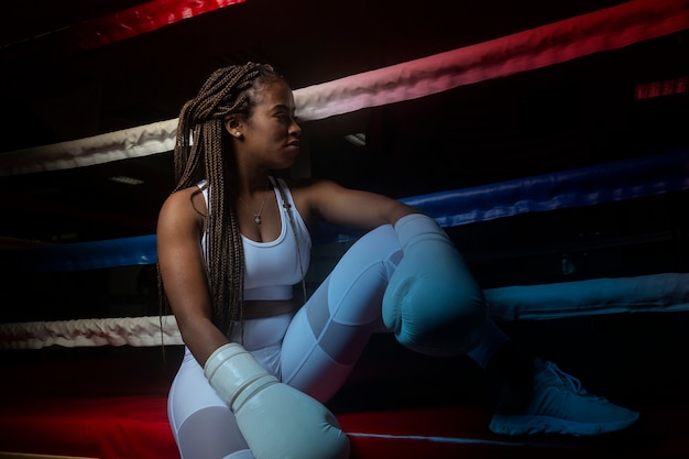 Portrait de jeune femme noire en ring de boxe