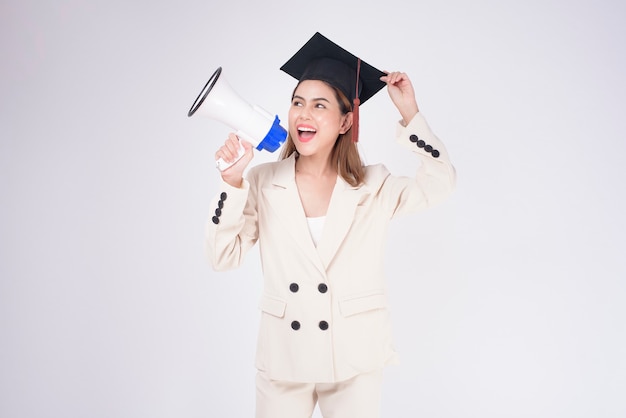 Portrait de jeune femme a obtenu son diplôme sur fond blanc