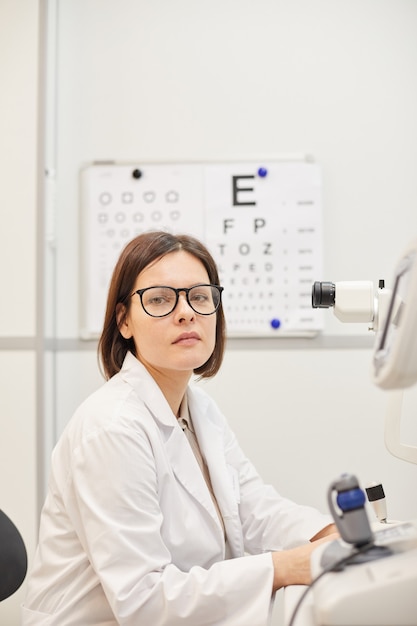 Portrait de jeune femme ophtalmologiste regardant la caméra