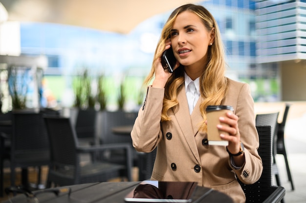 Portrait d'une jeune femme parlant au téléphone lors d'une pause