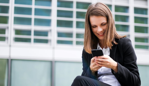 Portrait, jeune, femme, parler, téléphone, séance, banc, extérieur