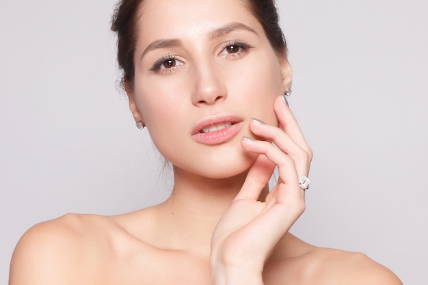 Portrait de jeune femme à la peau claire et au maquillage naturel