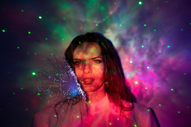 Portrait d'une jeune femme avec une peinture légère