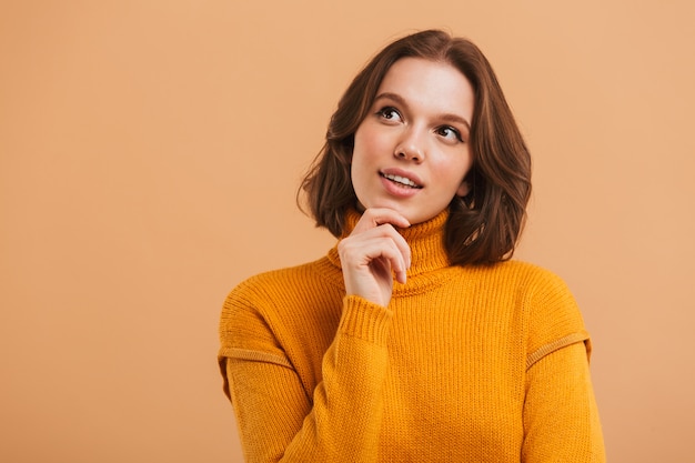 Portrait d'une jeune femme pensive en pull à l'écart