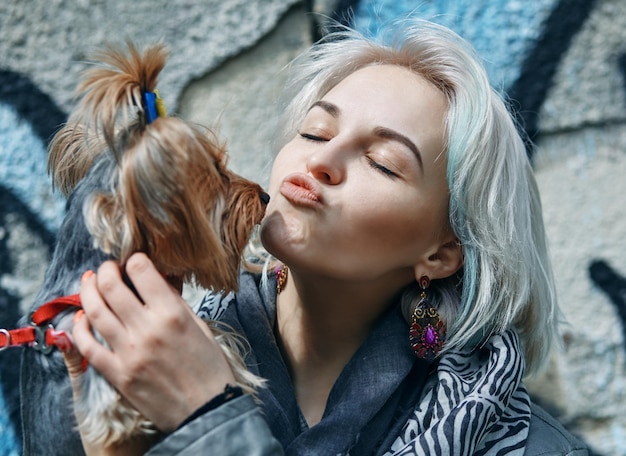 Un Portrait d'une jeune femme avec un petit chien