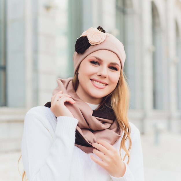 Portrait de jeune femme en plein air avec chapeau