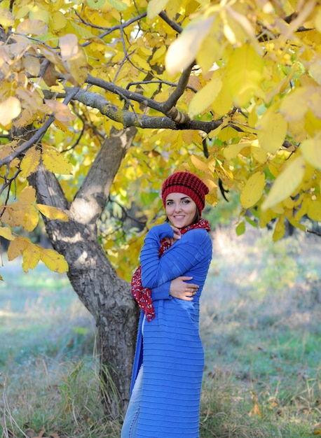 Portrait de jeune femme en plein air, vêtu d'un béret tricoté et d'un cardigan bleu