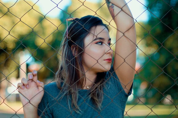 Photo portrait d'une jeune femme en plein air