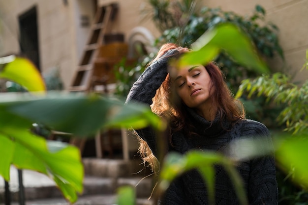 Portrait d'une jeune femme en plein air