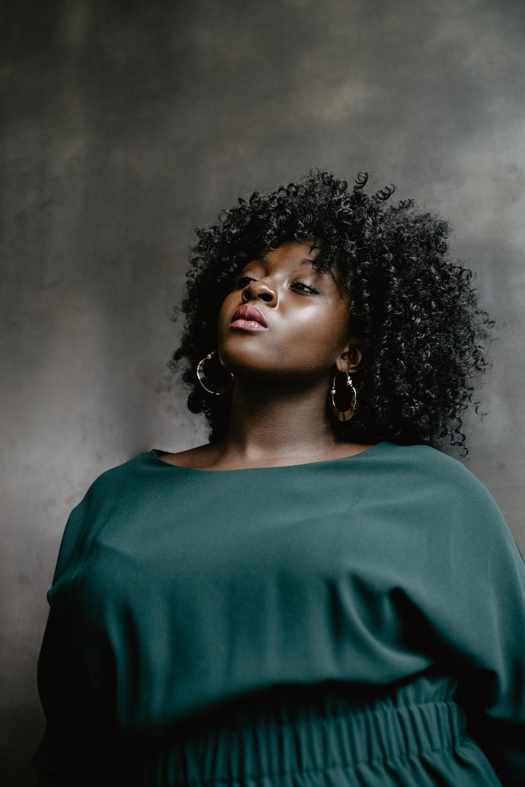Photo portrait d'une jeune femme poc regardant la caméra