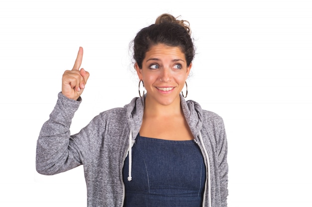 Portrait de jeune femme pointant vers le haut.