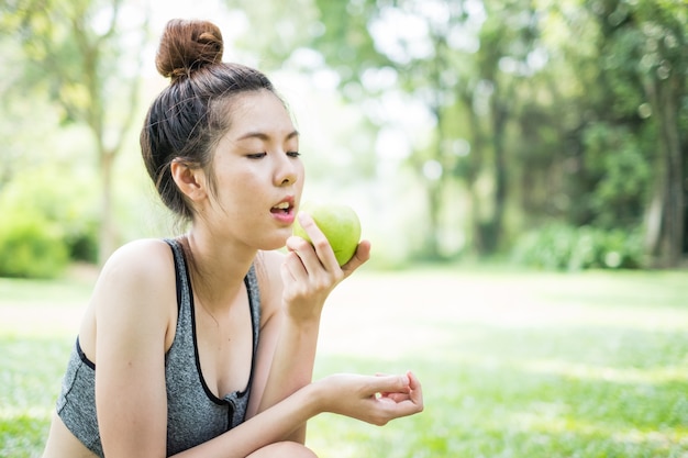 Portrait de jeune femme à la pomme