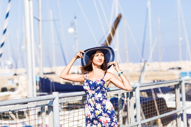 Photo portrait d'une jeune femme portant un chapeau contre la balustrade