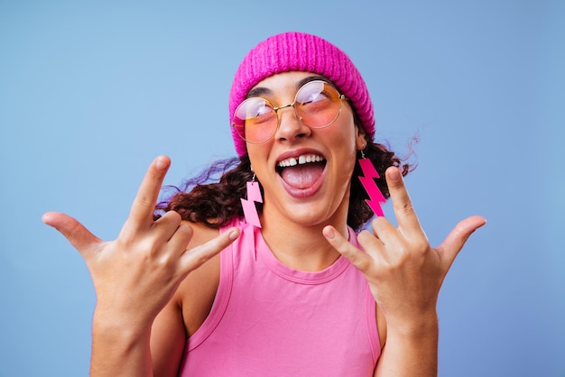 Photo portrait d'une jeune femme portant un chapeau sur un fond bleu