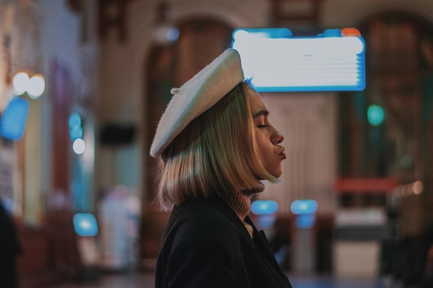 Photo portrait d'une jeune femme portant un chapeau