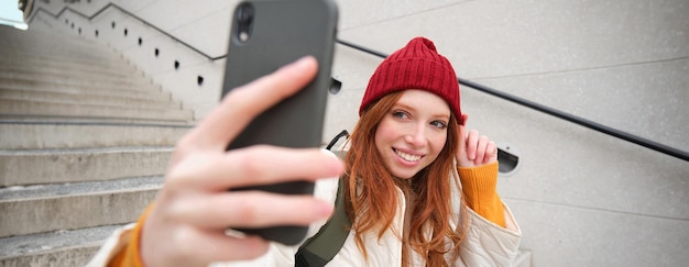 Portrait d'une jeune femme portant un chapeau