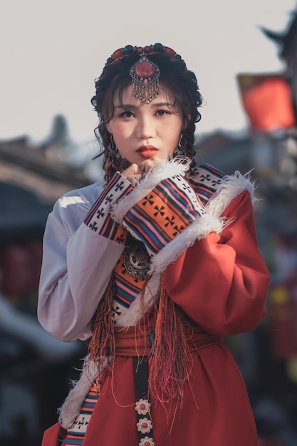Portrait d'une jeune femme portant un chapeau