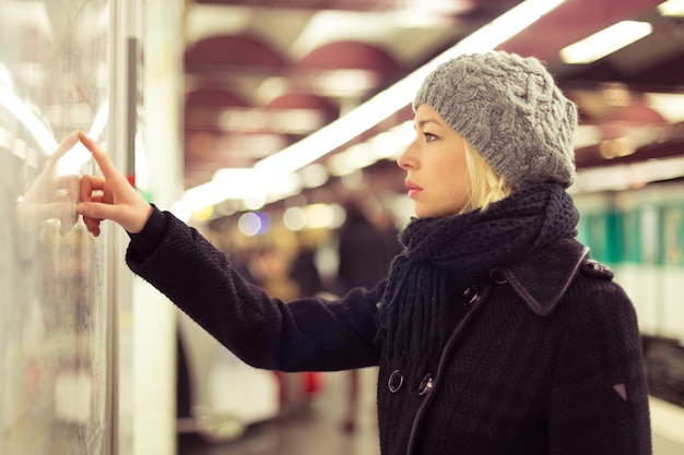 Photo portrait d'une jeune femme portant un chapeau