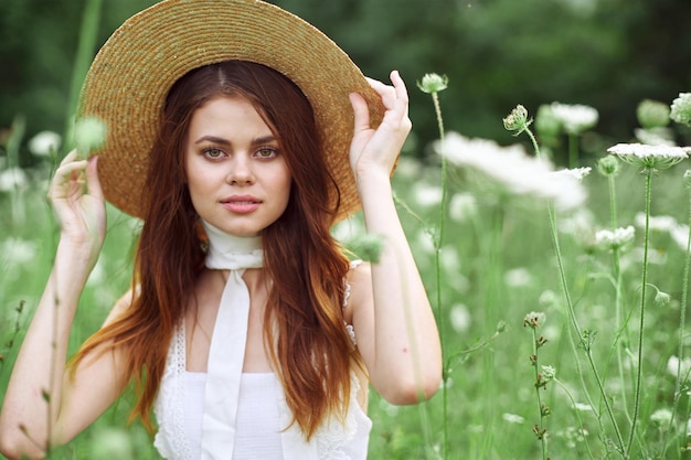 Portrait d'une jeune femme portant un chapeau