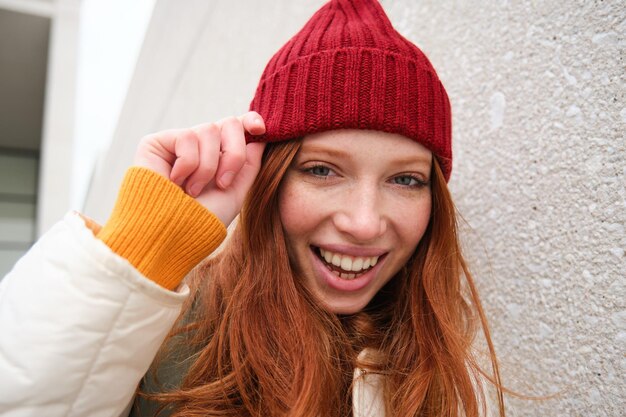 Photo portrait d'une jeune femme portant un chapeau