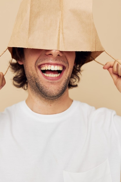 Portrait d'une jeune femme portant un chapeau