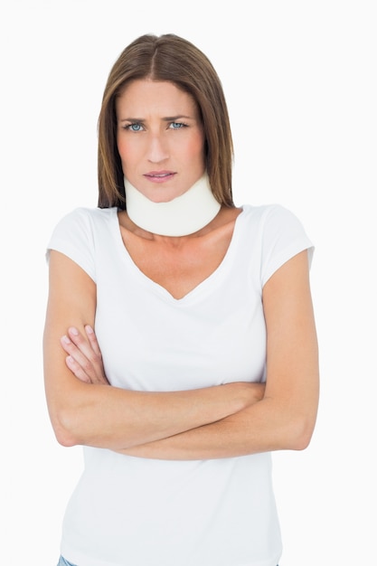 Portrait d&#39;une jeune femme portant un collier cervical