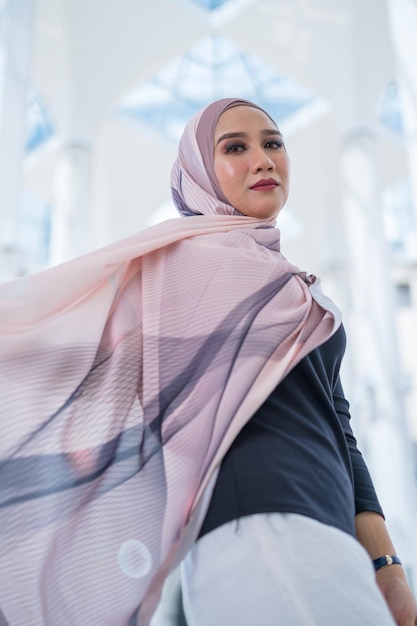 Portrait d'une jeune femme portant un hijab dans le bâtiment