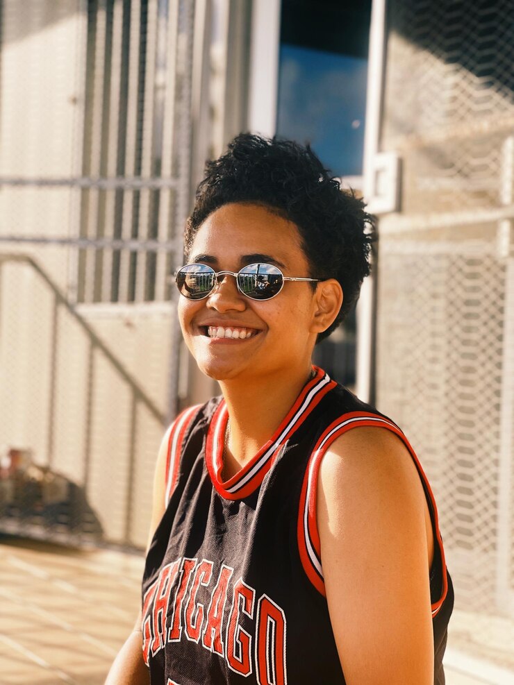 Photo portrait d'une jeune femme portant des lunettes de soleil dans la ville