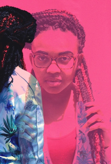 Portrait d'une jeune femme portant des lunettes