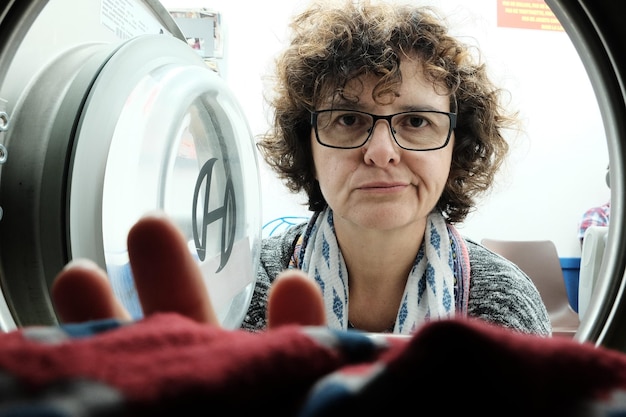 Photo portrait d'une jeune femme portant des lunettes