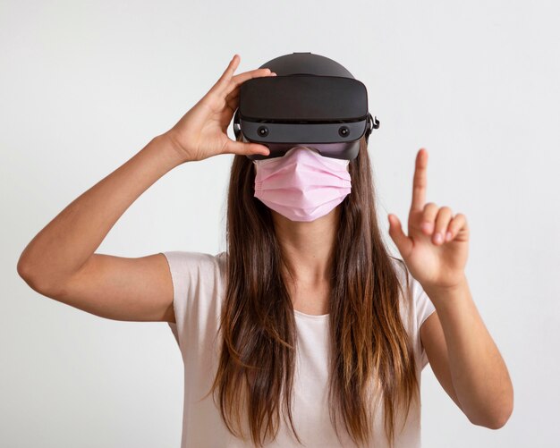 Portrait jeune femme portant un masque avec casque de réalité virtuelle