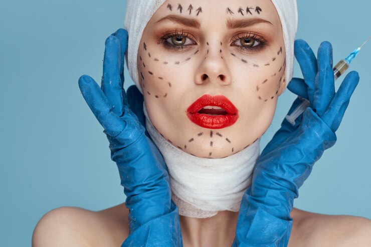 Photo portrait d'une jeune femme portant un masque sur un fond bleu