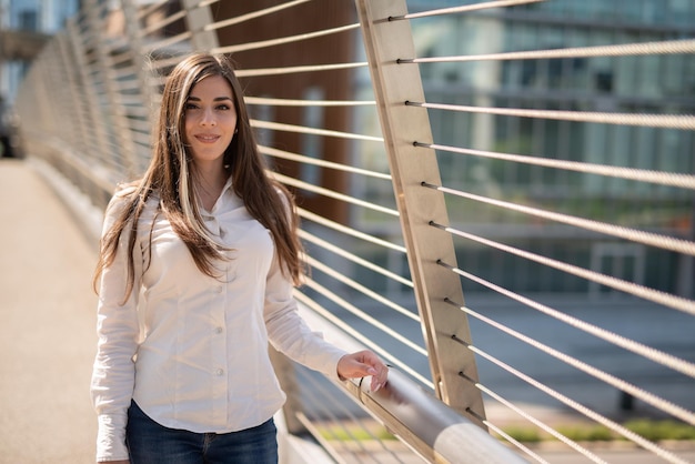 Portrait d'une jeune femme portrait mode et beauté